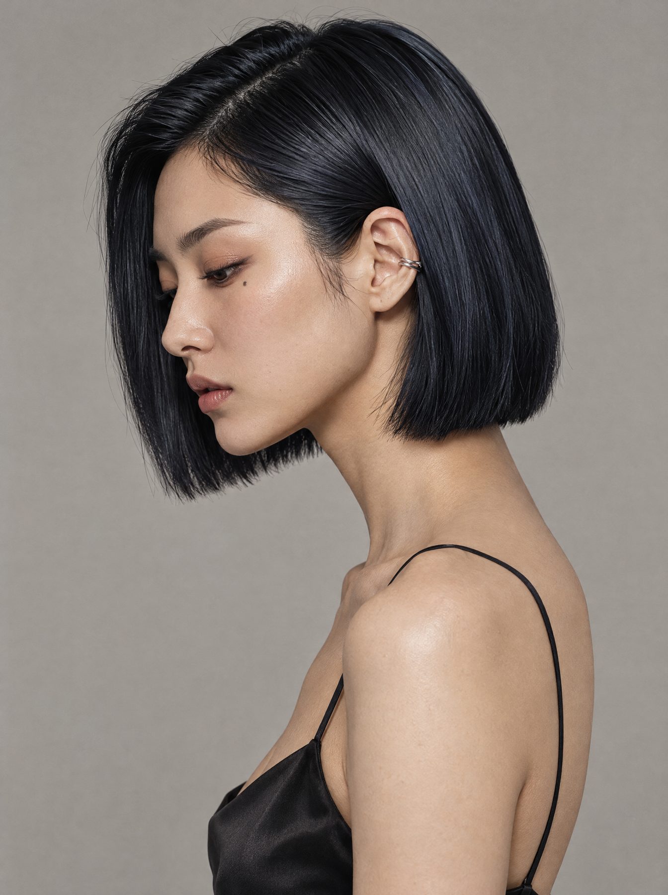 턱선 길이로 매끈하게 자른 단발의 옆모습